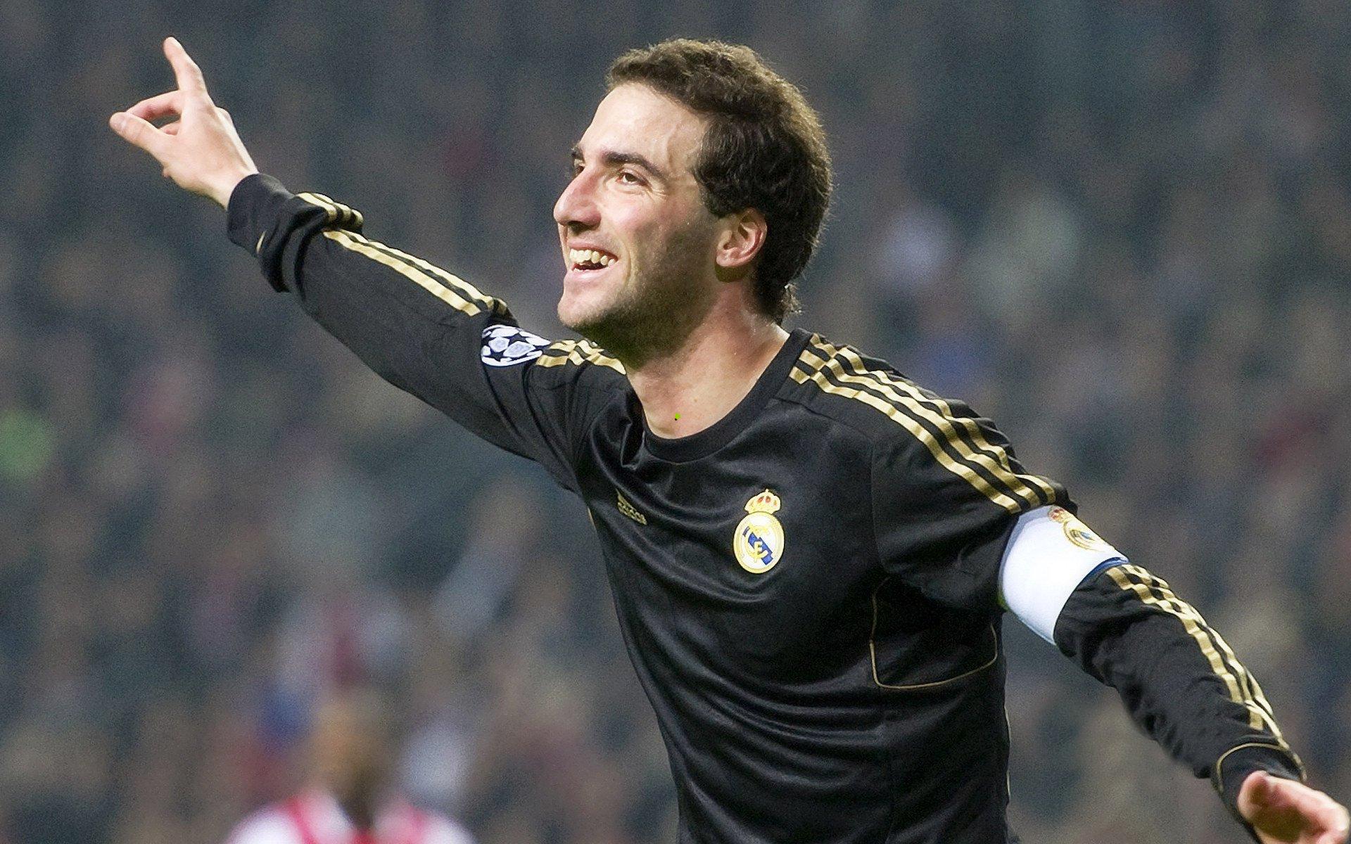 伯纳乌寒夜，皇马遭双重打击，争冠前景蒙尘